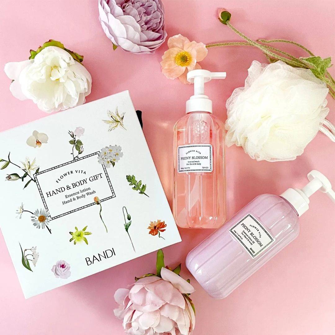 Bandi Flower Vita Подаръчен комплект за грижа за ръце и тяло (Цвят от божур)