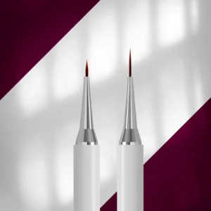 **STALEKS EXCLUSIVE 08/03 Двустранна четка за гел 10 мм / лайнер 10 мм** STALEKS EXCLUSIVE 08/03 е професионална двустранна четка, която съчетава удобството на четка за гел и прецизността на лайнер в един елегантен инструмент. Създадена за маникюристи, които държат на качеството и детайла, тя позволява лесно изпълнение както на изграждане, така и на разнообразни декоративни техники. Четката за гел с дължина 10 мм осигурява равномерно разпределяне на материала и прецизно оформяне на нокътната архитектура. Лайнерът с дължина 10 мм е идеален за рисуване на фини линии, контури, геометрични елементи, френски маникюр и детайлни nail art дизайни. Изработена от висококачествени синтетични влакна, четката запазва формата си и осигурява отличен контрол по време на работа. Практичният двустранен дизайн спестява място и позволява бърза смяна между различните техники, без необходимост от допълнителни инструменти. **Предимства:** • Двустранен професионален дизайн • Четка за гел 10 мм за прецизно моделиране • Лайнер 10 мм за тънки линии и декорации • Подходяща за изграждащи гелове и nail art техники • Висококачествени синтетични косъмчета • Удобна и ергономична дръжка • Идеална за професионална и домашна употреба