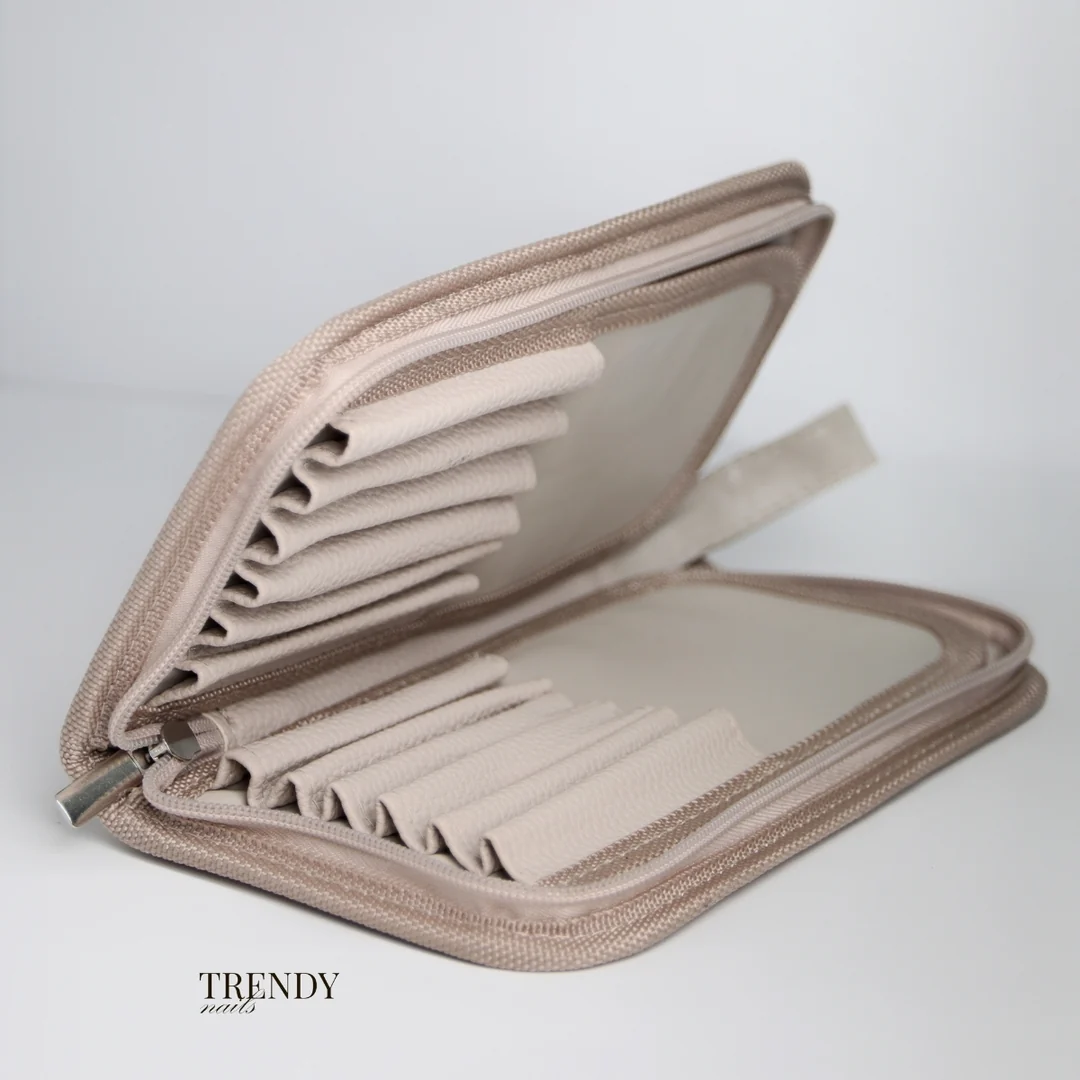 # Trendy Калъф за четки за нокти **Trendy Калъф за четки за нокти** е практичен, стилен и удобен аксесоар за съхранение и пренасяне на професионални четки за маникюр и nail art. Създаден е за маникюристи и любители, които искат да поддържат своите инструменти добре организирани, защитени и винаги готови за работа. Калъфът позволява удобно подреждане на различни видове четки – за гел, гел лак, акригел, френски маникюр, рисуване, фини линии и различни техники за декорация. Разделянето и подредбата на четките помагат да ги намирате бързо по време на работа, без да се налага да търсите сред останалите си инструменти. Практичният дизайн предпазва четките от **прах, замърсяване, огъване и случайно повреждане**, когато не се използват или се пренасят. Това е особено важно за тънките четки за nail art, чиито косъмчета могат лесно да се деформират при неправилно съхранение. Благодарение на компактната си форма, **Trendy Калъфът за четки за нокти** е удобен както за работа в салон, така и за маникюристи, които пътуват или посещават клиенти. Може да бъде практично решение за организиране на работното място и за съхранение на любимите ви четки на едно място. ### Предимства: * Подходящ за различни видове четки за маникюр и nail art * Осигурява удобно и организирано съхранение * Предпазва четките от прах и замърсяване * Намалява риска от огъване и повреждане на косъмчетата * Удобен за пренасяне и работа извън салона * Помага за поддържане на работното място подредено * Подходящ както за професионалисти, така и за начинаещи * Стилен и практичен аксесоар за всеки nail artist **Trendy Калъф за четки за нокти** е чудесен избор за всеки, който иска да съхранява своите четки правилно и да ги предпази между отделните процедури. Практичен, компактен и удобен, той е незаменим аксесоар за добре организираното работно място на всеки маникюрист.