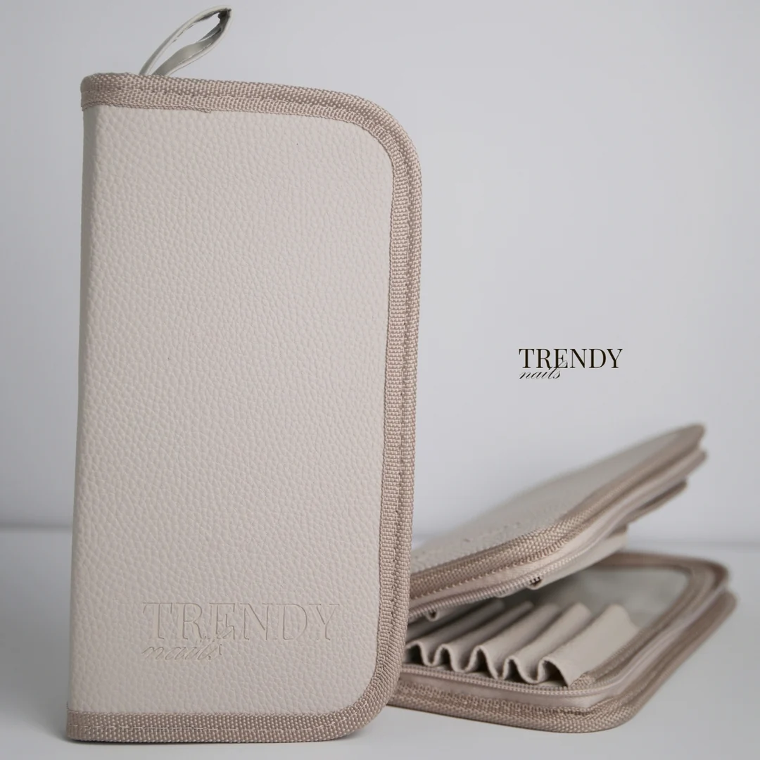 # Trendy Калъф за четки за нокти **Trendy Калъф за четки за нокти** е практичен, стилен и удобен аксесоар за съхранение и пренасяне на професионални четки за маникюр и nail art. Създаден е за маникюристи и любители, които искат да поддържат своите инструменти добре организирани, защитени и винаги готови за работа. Калъфът позволява удобно подреждане на различни видове четки – за гел, гел лак, акригел, френски маникюр, рисуване, фини линии и различни техники за декорация. Разделянето и подредбата на четките помагат да ги намирате бързо по време на работа, без да се налага да търсите сред останалите си инструменти. Практичният дизайн предпазва четките от **прах, замърсяване, огъване и случайно повреждане**, когато не се използват или се пренасят. Това е особено важно за тънките четки за nail art, чиито косъмчета могат лесно да се деформират при неправилно съхранение. Благодарение на компактната си форма, **Trendy Калъфът за четки за нокти** е удобен както за работа в салон, така и за маникюристи, които пътуват или посещават клиенти. Може да бъде практично решение за организиране на работното място и за съхранение на любимите ви четки на едно място. ### Предимства: * Подходящ за различни видове четки за маникюр и nail art * Осигурява удобно и организирано съхранение * Предпазва четките от прах и замърсяване * Намалява риска от огъване и повреждане на косъмчетата * Удобен за пренасяне и работа извън салона * Помага за поддържане на работното място подредено * Подходящ както за професионалисти, така и за начинаещи * Стилен и практичен аксесоар за всеки nail artist **Trendy Калъф за четки за нокти** е чудесен избор за всеки, който иска да съхранява своите четки правилно и да ги предпази между отделните процедури. Практичен, компактен и удобен, той е незаменим аксесоар за добре организираното работно място на всеки маникюрист.