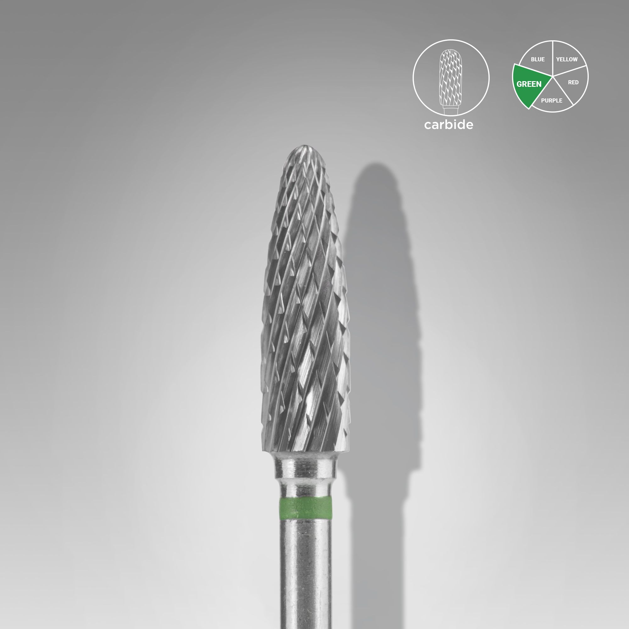 Основни характеристики Карбидна дюза за хардуерен маникюр/педикюр. Зелена прорезка с едра твърдост. Форма „царевица“ за корекция на изкуствени нокти, премахване на гел лак и твърди покрития. Важно е да се спазват препоръчителните обороти; използването при по-високи обороти може да доведе до нараняване на клиента. В маникюра: Корекция на удължени нокти. Подготовка за удължаване на изкуствени нокти. Корекция на нокътната плочка. Внимателно реже материала и оставя равна повърхност. В процеса на работа материалът се отстранява под формата на малки стружки, а не като прах. В педикюр/подология: Обработка на кератинизирани кожни участъци. Обработка на мазоли и мазоли. Висококачествен метал. Може да бъде подложен на всички видове стерилизация и дезинфекция. Устойчив на корозия.