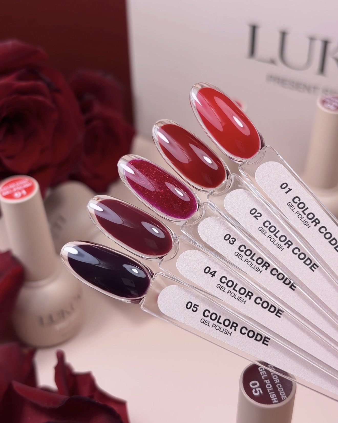 Колекцията гел лакове „Color Code“ на марката Lukum е палитра от пигментирани червени гел лакове! Колекцията „Color Code“ – от смело червено, което се заявява от пръв поглед, до дълбоко, сдържано, което оставя послевкус! Описание: – Плътност на пигментацията – Безопасна формула – Без ТПО – Нанесете тънко на 1-2 слоя – Средна консистенция – Не се разнася, лесно се нанася под кутикулата – Изсъхва перфектно в оригиналната лампа – Запазва яркостта и дълбочината на цвета до 4 седмици, не избледнява; – Дълготрайно покритие без загуба на блясък. Начин на употреба: 1. Извършете стандартна подготовка на нокътната плочка (хигиеничен маникюр, обезмасляване, нанасяне на базов лак). 2. Нанесете тънък слой гел лак Lukum, изпечете в LED/UV лампа (време за съхнене – 60 секунди) 3. Ако е необходимо, нанесете втори слой, за да постигнете по-наситен цвят (или използвайте тъмен базов лак) 4. Направете дизайна с помощта на магнит. 5. Завършете покритието с топ лак, втвърдете (време за съхнене – 120 секунди). Моля, обърнете внимание: цветът на гел лака на снимката може да се различава от действителния нюанс поради индивидуалните настройки на екрана и осветлението по време на снимане.