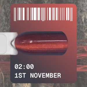 1st November е колекция, вдъхновена от променящите се цветове на есенния ден. Дневното небе бавно губи яркостта си, настъпва ранен здрач, светлините се появяват в прозорците и градът се превръща в дълбоки, почти черни нюанси на нощта. На 1 ноември това движение на светлината се трансформира в палитра. Всеки гел лак има свой собствен час – от 01:00 до 12:00 часа. Дванадесет кадъра от един ден са заснети в цвят. 12 часа. 12 цвята. Един ден – 1 ноември. Колекцията включва 12 цвята в сезонна палитра: наситено червено и бордо, тъмносиньо, кафяво и зелено. Коприненият ефект „Котешко око“ подчертава дълбочината на всеки цвят и се променя в зависимост от позицията на магнита, създавайки различни опции за отражение. Подходящ за създаване на плътни покрития тип „котешко око“, дизайни със стъклен ефект и дълбоки есенно-зимни визии за нокти. Обем 12 мл гел лак е оптималният капацитет за салони и студиа. Идентификационен номер на цвета Незабавно разпознаване на нюанса благодарение на големия Color ID отстрани на бутилката. Четка от ново поколение Синтетичните високотехнологични влакна имат оптимална еластичност и заоблена форма, заострени на върха. Те осигуряват по-прецизно нанасяне в областта на кутикулата и равномерно разпределение на материала. Подходящата дължина на четката позволява да използвате гел лак до последната капка. Ергономична капачка Калибрираните параметри: 15 мм в диаметър и 40 мм дължина намаляват натоварването на ръката и осигуряват работа без пренапрежение. Интеграция в пространството Бялата матова бутилка с минималистичен дизайн органично се вписва в интериора на концептуални салони и модерни студия. ЗАЩО ЩЕ ГО ОБОЖАВАШ? Ултрафините магнитни частици реагират мигновено на магнита, образувайки ясен и контролиран отблясък. 1 ноември има витражна основа: в един слой запазва лек полупрозрачен ефект, в два слоя става по-наситен и дълбок. 12 от най-популярните цветове „Котешко око“, които клиентите вече активно избират. цветно настроение