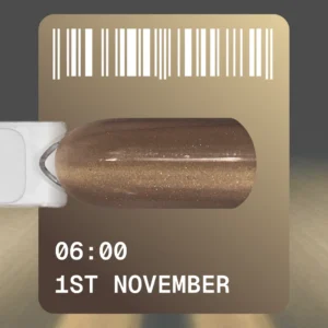 1st November е колекция, вдъхновена от променящите се цветове на есенния ден. Дневното небе бавно губи яркостта си, настъпва ранен здрач, светлините се появяват в прозорците и градът се превръща в дълбоки, почти черни нюанси на нощта. На 1 ноември това движение на светлината се трансформира в палитра. Всеки гел лак има свой собствен час – от 01:00 до 12:00 часа. Дванадесет кадъра от един ден са заснети в цвят. 12 часа. 12 цвята. Един ден – 1 ноември. Колекцията включва 12 цвята в сезонна палитра: наситено червено и бордо, тъмносиньо, кафяво и зелено. Коприненият ефект „Котешко око“ подчертава дълбочината на всеки цвят и се променя в зависимост от позицията на магнита, създавайки различни опции за отражение. Подходящ за създаване на плътни покрития тип „котешко око“, дизайни със стъклен ефект и дълбоки есенно-зимни визии за нокти. Обем 12 мл гел лак е оптималният капацитет за салони и студиа. Идентификационен номер на цвета Незабавно разпознаване на нюанса благодарение на големия Color ID отстрани на бутилката. Четка от ново поколение Синтетичните високотехнологични влакна имат оптимална еластичност и заоблена форма, заострени на върха. Те осигуряват по-прецизно нанасяне в областта на кутикулата и равномерно разпределение на материала. Подходящата дължина на четката позволява да използвате гел лак до последната капка. Ергономична капачка Калибрираните параметри: 15 мм в диаметър и 40 мм дължина намаляват натоварването на ръката и осигуряват работа без пренапрежение. Интеграция в пространството Бялата матова бутилка с минималистичен дизайн органично се вписва в интериора на концептуални салони и модерни студия. ЗАЩО ЩЕ ГО ОБОЖАВАШ? Ултрафините магнитни частици реагират мигновено на магнита, образувайки ясен и контролиран отблясък. 1 ноември има витражна основа: в един слой запазва лек полупрозрачен ефект, в два слоя става по-наситен и дълбок. 12 от най-популярните цветове „Котешко око“, които клиентите вече активно избират. цветно настроение