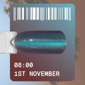 1st November е колекция, вдъхновена от променящите се цветове на есенния ден. Дневното небе бавно губи яркостта си, настъпва ранен здрач, светлините се появяват в прозорците и градът се превръща в дълбоки, почти черни нюанси на нощта. На 1 ноември това движение на светлината се трансформира в палитра. Всеки гел лак има свой собствен час – от 01:00 до 12:00 часа. Дванадесет кадъра от един ден са заснети в цвят. 12 часа. 12 цвята. Един ден – 1 ноември. Колекцията включва 12 цвята в сезонна палитра: наситено червено и бордо, тъмносиньо, кафяво и зелено. Коприненият ефект „Котешко око“ подчертава дълбочината на всеки цвят и се променя в зависимост от позицията на магнита, създавайки различни опции за отражение. Подходящ за създаване на плътни покрития тип „котешко око“, дизайни със стъклен ефект и дълбоки есенно-зимни визии за нокти. Обем 12 мл гел лак е оптималният капацитет за салони и студиа. Идентификационен номер на цвета Незабавно разпознаване на нюанса благодарение на големия Color ID отстрани на бутилката. Четка от ново поколение Синтетичните високотехнологични влакна имат оптимална еластичност и заоблена форма, заострени на върха. Те осигуряват по-прецизно нанасяне в областта на кутикулата и равномерно разпределение на материала. Подходящата дължина на четката позволява да използвате гел лак до последната капка. Ергономична капачка Калибрираните параметри: 15 мм в диаметър и 40 мм дължина намаляват натоварването на ръката и осигуряват работа без пренапрежение. Интеграция в пространството Бялата матова бутилка с минималистичен дизайн органично се вписва в интериора на концептуални салони и модерни студия. ЗАЩО ЩЕ ГО ОБОЖАВАШ? Ултрафините магнитни частици реагират мигновено на магнита, образувайки ясен и контролиран отблясък. 1 ноември има витражна основа: в един слой запазва лек полупрозрачен ефект, в два слоя става по-наситен и дълбок. 12 от най-популярните цветове „Котешко око“, които клиентите вече активно избират. цветно настроение