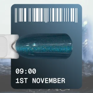 1st November е колекция, вдъхновена от променящите се цветове на есенния ден. Дневното небе бавно губи яркостта си, настъпва ранен здрач, светлините се появяват в прозорците и градът се превръща в дълбоки, почти черни нюанси на нощта. На 1 ноември това движение на светлината се трансформира в палитра. Всеки гел лак има свой собствен час – от 01:00 до 12:00 часа. Дванадесет кадъра от един ден са заснети в цвят. 12 часа. 12 цвята. Един ден – 1 ноември. Колекцията включва 12 цвята в сезонна палитра: наситено червено и бордо, тъмносиньо, кафяво и зелено. Коприненият ефект „Котешко око“ подчертава дълбочината на всеки цвят и се променя в зависимост от позицията на магнита, създавайки различни опции за отражение. Подходящ за създаване на плътни покрития тип „котешко око“, дизайни със стъклен ефект и дълбоки есенно-зимни визии за нокти. Обем 12 мл гел лак е оптималният капацитет за салони и студиа. Идентификационен номер на цвета Незабавно разпознаване на нюанса благодарение на големия Color ID отстрани на бутилката. Четка от ново поколение Синтетичните високотехнологични влакна имат оптимална еластичност и заоблена форма, заострени на върха. Те осигуряват по-прецизно нанасяне в областта на кутикулата и равномерно разпределение на материала. Подходящата дължина на четката позволява да използвате гел лак до последната капка. Ергономична капачка Калибрираните параметри: 15 мм в диаметър и 40 мм дължина намаляват натоварването на ръката и осигуряват работа без пренапрежение. Интеграция в пространството Бялата матова бутилка с минималистичен дизайн органично се вписва в интериора на концептуални салони и модерни студия. ЗАЩО ЩЕ ГО ОБОЖАВАШ? Ултрафините магнитни частици реагират мигновено на магнита, образувайки ясен и контролиран отблясък. 1 ноември има витражна основа: в един слой запазва лек полупрозрачен ефект, в два слоя става по-наситен и дълбок. 12 от най-популярните цветове „Котешко око“, които клиентите вече активно избират. цветно настроение