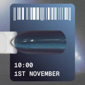 1st November е колекция, вдъхновена от променящите се цветове на есенния ден. Дневното небе бавно губи яркостта си, настъпва ранен здрач, светлините се появяват в прозорците и градът се превръща в дълбоки, почти черни нюанси на нощта. На 1 ноември това движение на светлината се трансформира в палитра. Всеки гел лак има свой собствен час – от 01:00 до 12:00 часа. Дванадесет кадъра от един ден са заснети в цвят. 12 часа. 12 цвята. Един ден – 1 ноември. Колекцията включва 12 цвята в сезонна палитра: наситено червено и бордо, тъмносиньо, кафяво и зелено. Коприненият ефект „Котешко око“ подчертава дълбочината на всеки цвят и се променя в зависимост от позицията на магнита, създавайки различни опции за отражение. Подходящ за създаване на плътни покрития тип „котешко око“, дизайни със стъклен ефект и дълбоки есенно-зимни визии за нокти. Обем 12 мл гел лак е оптималният капацитет за салони и студиа. Идентификационен номер на цвета Незабавно разпознаване на нюанса благодарение на големия Color ID отстрани на бутилката. Четка от ново поколение Синтетичните високотехнологични влакна имат оптимална еластичност и заоблена форма, заострени на върха. Те осигуряват по-прецизно нанасяне в областта на кутикулата и равномерно разпределение на материала. Подходящата дължина на четката позволява да използвате гел лак до последната капка. Ергономична капачка Калибрираните параметри: 15 мм в диаметър и 40 мм дължина намаляват натоварването на ръката и осигуряват работа без пренапрежение. Интеграция в пространството Бялата матова бутилка с минималистичен дизайн органично се вписва в интериора на концептуални салони и модерни студия. ЗАЩО ЩЕ ГО ОБОЖАВАШ? Ултрафините магнитни частици реагират мигновено на магнита, образувайки ясен и контролиран отблясък. 1 ноември има витражна основа: в един слой запазва лек полупрозрачен ефект, в два слоя става по-наситен и дълбок. 12 от най-популярните цветове „Котешко око“, които клиентите вече активно избират. цветно настроение