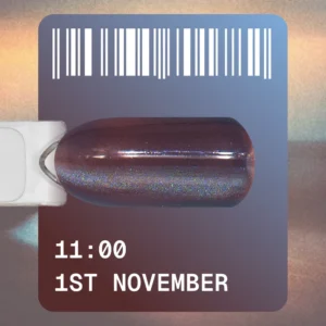 1st November е колекция, вдъхновена от променящите се цветове на есенния ден. Дневното небе бавно губи яркостта си, настъпва ранен здрач, светлините се появяват в прозорците и градът се превръща в дълбоки, почти черни нюанси на нощта. На 1 ноември това движение на светлината се трансформира в палитра. Всеки гел лак има свой собствен час – от 01:00 до 12:00 часа. Дванадесет кадъра от един ден са заснети в цвят. 12 часа. 12 цвята. Един ден – 1 ноември. Колекцията включва 12 цвята в сезонна палитра: наситено червено и бордо, тъмносиньо, кафяво и зелено. Коприненият ефект „Котешко око“ подчертава дълбочината на всеки цвят и се променя в зависимост от позицията на магнита, създавайки различни опции за отражение. Подходящ за създаване на плътни покрития тип „котешко око“, дизайни със стъклен ефект и дълбоки есенно-зимни визии за нокти. Обем 12 мл гел лак е оптималният капацитет за салони и студиа. Идентификационен номер на цвета Незабавно разпознаване на нюанса благодарение на големия Color ID отстрани на бутилката. Четка от ново поколение Синтетичните високотехнологични влакна имат оптимална еластичност и заоблена форма, заострени на върха. Те осигуряват по-прецизно нанасяне в областта на кутикулата и равномерно разпределение на материала. Подходящата дължина на четката позволява да използвате гел лак до последната капка. Ергономична капачка Калибрираните параметри: 15 мм в диаметър и 40 мм дължина намаляват натоварването на ръката и осигуряват работа без пренапрежение. Интеграция в пространството Бялата матова бутилка с минималистичен дизайн органично се вписва в интериора на концептуални салони и модерни студия. ЗАЩО ЩЕ ГО ОБОЖАВАШ? Ултрафините магнитни частици реагират мигновено на магнита, образувайки ясен и контролиран отблясък. 1 ноември има витражна основа: в един слой запазва лек полупрозрачен ефект, в два слоя става по-наситен и дълбок. 12 от най-популярните цветове „Котешко око“, които клиентите вече активно избират. цветно настроение