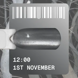 1st November е колекция, вдъхновена от променящите се цветове на есенния ден. Дневното небе бавно губи яркостта си, настъпва ранен здрач, светлините се появяват в прозорците и градът се превръща в дълбоки, почти черни нюанси на нощта. На 1 ноември това движение на светлината се трансформира в палитра. Всеки гел лак има свой собствен час – от 01:00 до 12:00 часа. Дванадесет кадъра от един ден са заснети в цвят. 12 часа. 12 цвята. Един ден – 1 ноември. Колекцията включва 12 цвята в сезонна палитра: наситено червено и бордо, тъмносиньо, кафяво и зелено. Коприненият ефект „Котешко око“ подчертава дълбочината на всеки цвят и се променя в зависимост от позицията на магнита, създавайки различни опции за отражение. Подходящ за създаване на плътни покрития тип „котешко око“, дизайни със стъклен ефект и дълбоки есенно-зимни визии за нокти. Обем 12 мл гел лак е оптималният капацитет за салони и студиа. Идентификационен номер на цвета Незабавно разпознаване на нюанса благодарение на големия Color ID отстрани на бутилката. Четка от ново поколение Синтетичните високотехнологични влакна имат оптимална еластичност и заоблена форма, заострени на върха. Те осигуряват по-прецизно нанасяне в областта на кутикулата и равномерно разпределение на материала. Подходящата дължина на четката позволява да използвате гел лак до последната капка. Ергономична капачка Калибрираните параметри: 15 мм в диаметър и 40 мм дължина намаляват натоварването на ръката и осигуряват работа без пренапрежение. Интеграция в пространството Бялата матова бутилка с минималистичен дизайн органично се вписва в интериора на концептуални салони и модерни студия. ЗАЩО ЩЕ ГО ОБОЖАВАШ? Ултрафините магнитни частици реагират мигновено на магнита, образувайки ясен и контролиран отблясък. 1 ноември има витражна основа: в един слой запазва лек полупрозрачен ефект, в два слоя става по-наситен и дълбок. 12 от най-популярните цветове „Котешко око“, които клиентите вече активно избират. цветно настроение
